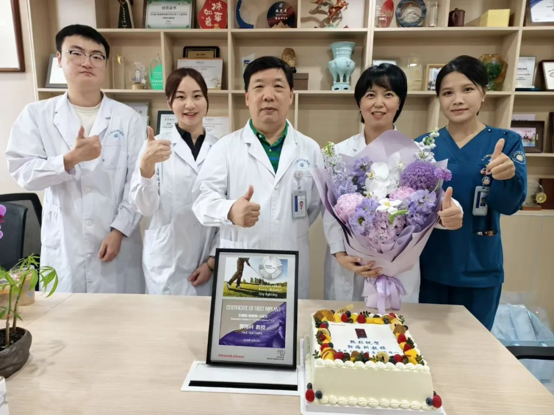 Prof. Guo Haike and team celebrate the first TECNIS Odyssey implant in China